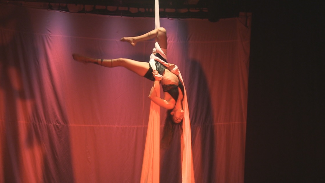 Primer acto de “Los Circuchos”, con técnica de circo aéreo.