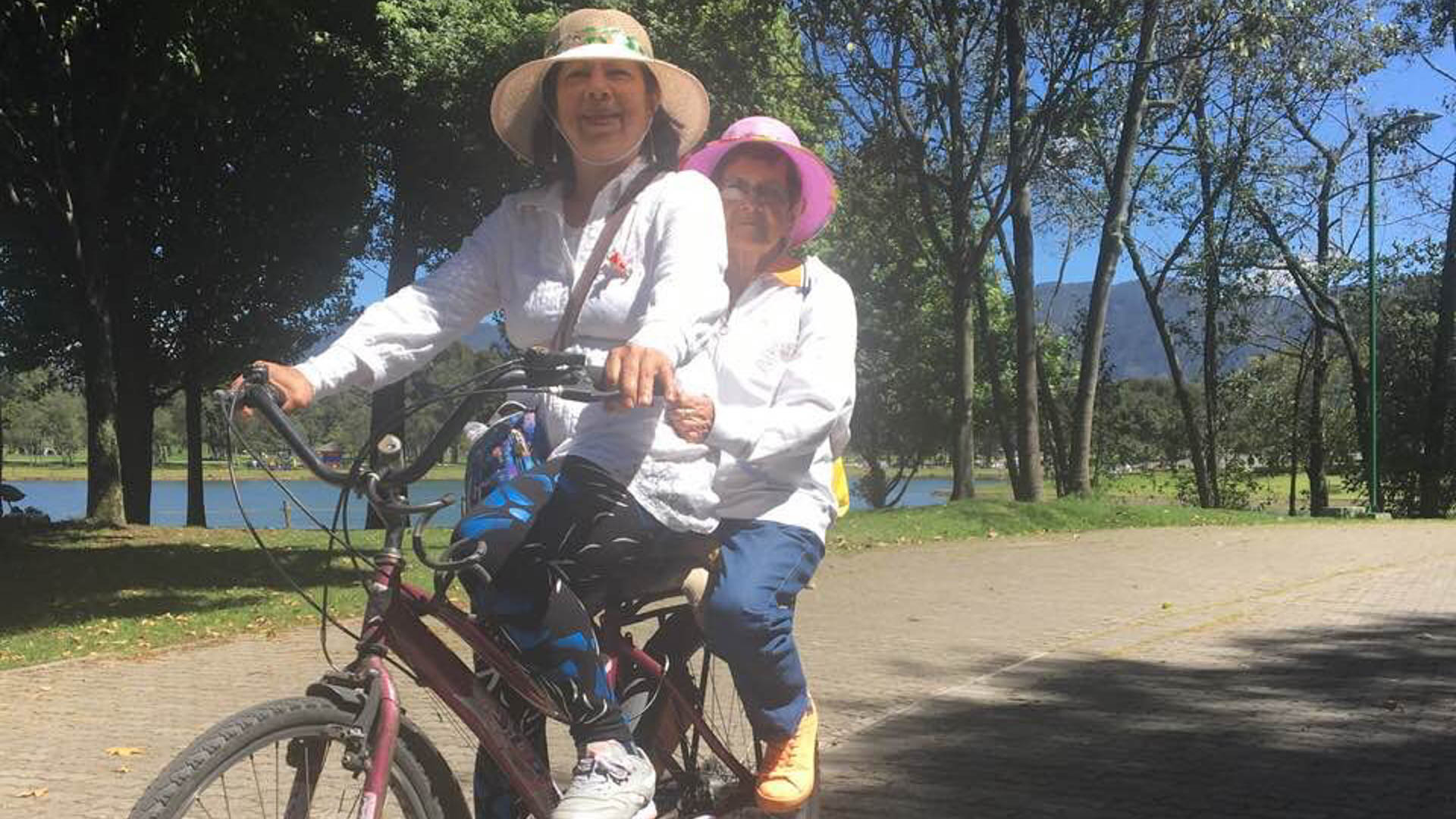 Estella Grajales y doña Fabiola pasando por el parque