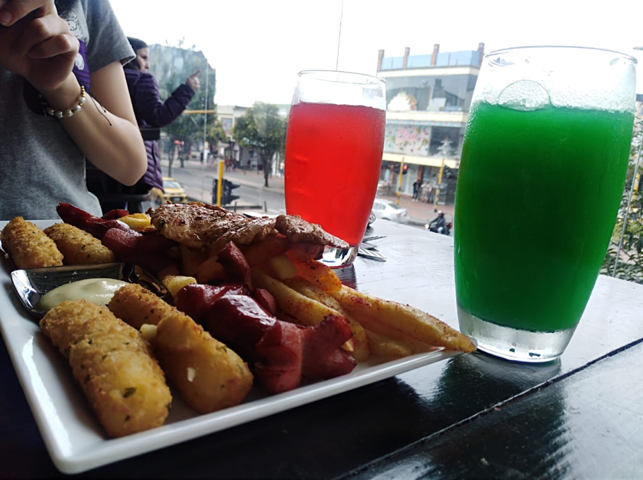 Nido de Hipogrifo con poción multijugos Bebidas y comida ofrecidas en el café Momento Incantatem