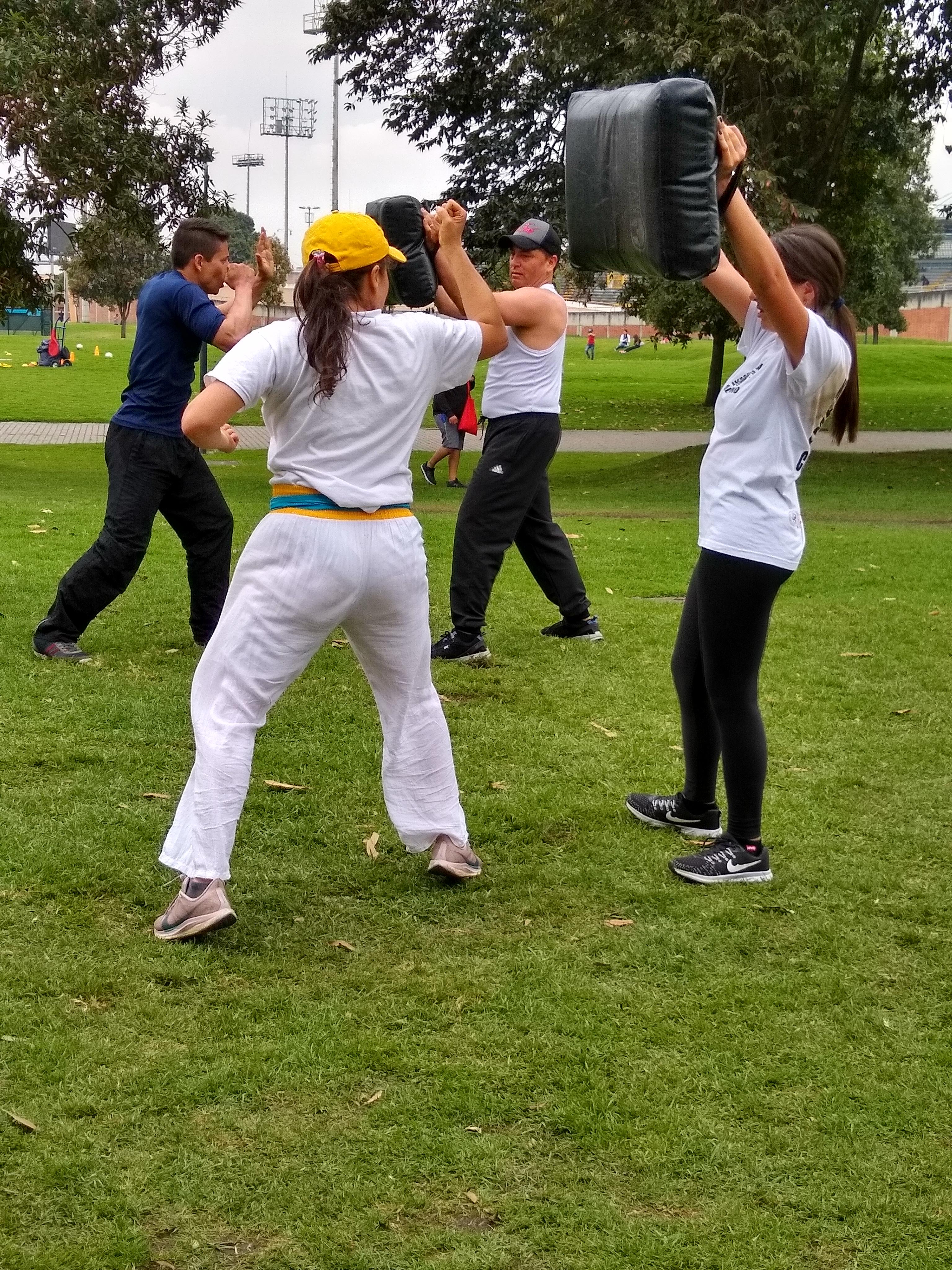 Las mujeres que entrenan Krav Maga Mujeres peleando