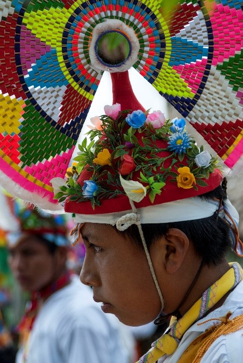 Volador de Papantla proveniente de México minutos antes de iniciar el espectáculo. Fotografía por: Ale Cerdeño.