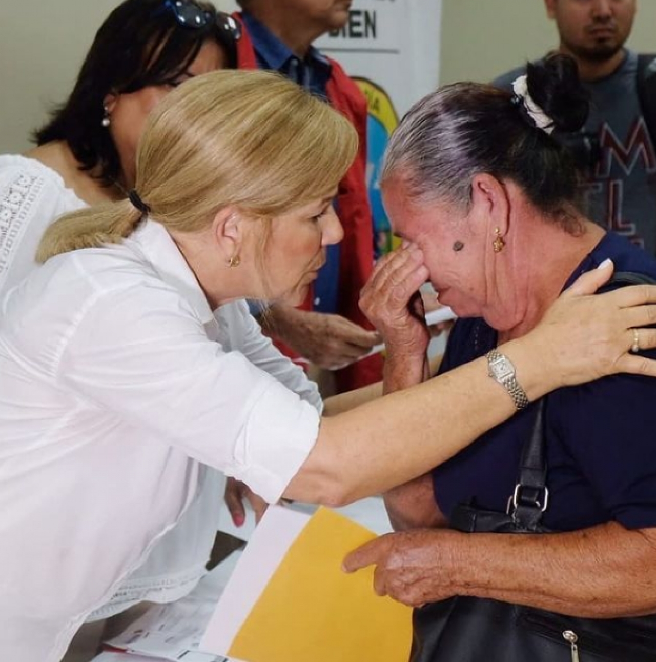 Yolanda Pinto junto a María Eugenia en Soledad, Atlántico; recibiendo una indemnización por parte de la Unidad de Víctimas.|Yolanda Pinto en Caldono, Comisión de Gobierno en Minga Indígena del Cauca en 2017.|Yolanda en una reunión con las Naciones Unidas para hablar sobre el acuerdo de paz.|||