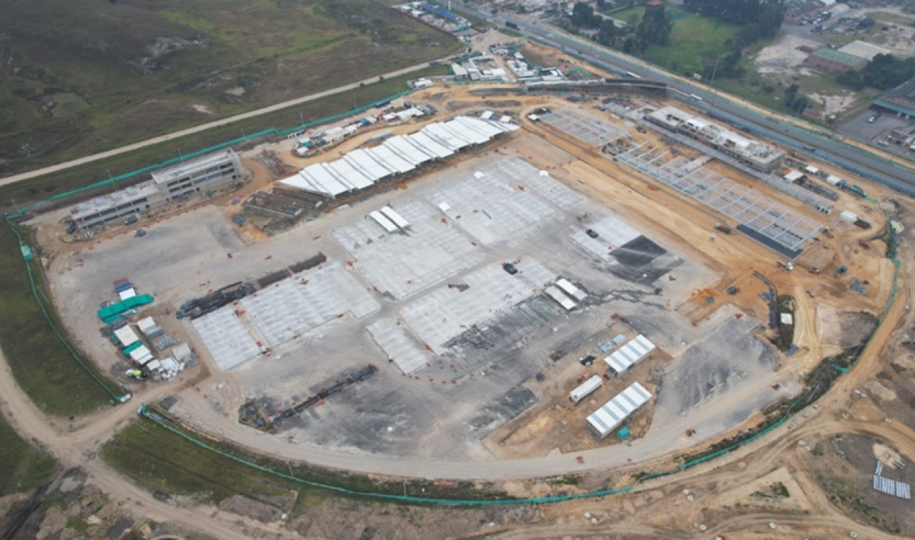 Patio portal El Vínculo en construcción en la Autopista Sur camino a Sibaté. Octubre 2022. Soacha, Cundinamarca.|Corredor de 800 metros para la adecuación vial. Patio portal. Soacha, Cundinamarca.|El lote uno en construcción de las estaciones y la ampliación de las calles de la Autopista Sur. Octubre 11 de 2022. Soacha, Cundinamarca.|El lote uno en construcción de las estaciones y la ampliación de las calles de la Autopista Sur. Octubre 11 de 2022. Soacha, Cundinamarca.|||