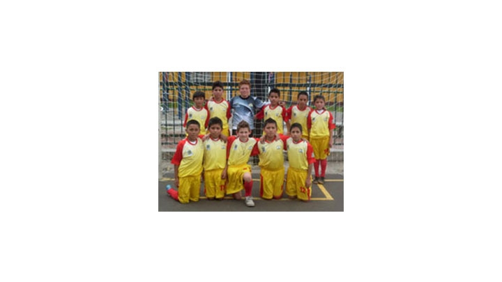 Muchos ni&ntilde;os de la localidad de Kennedy dedican su tiempo libre al microf&uacute;tbol, as&iacute; luchan por un cupo para ir a Argentina.