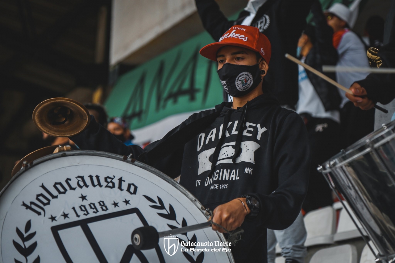 Holocausto Norte en el Palogrande.|Mateo Muñoz en medio de dos integrantes del Parche Velez.|||