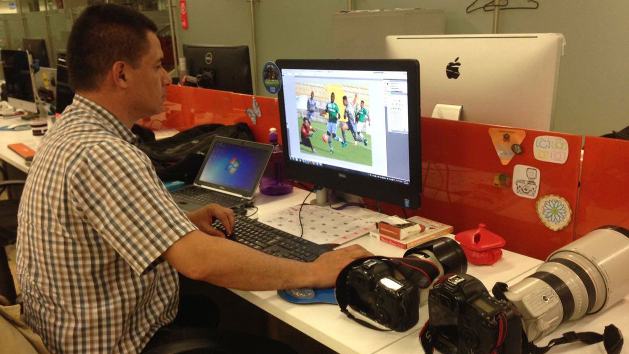 Hector Fabio Zamora en las instalaciones de El Tiempo mientras edita algunas fotografías||||