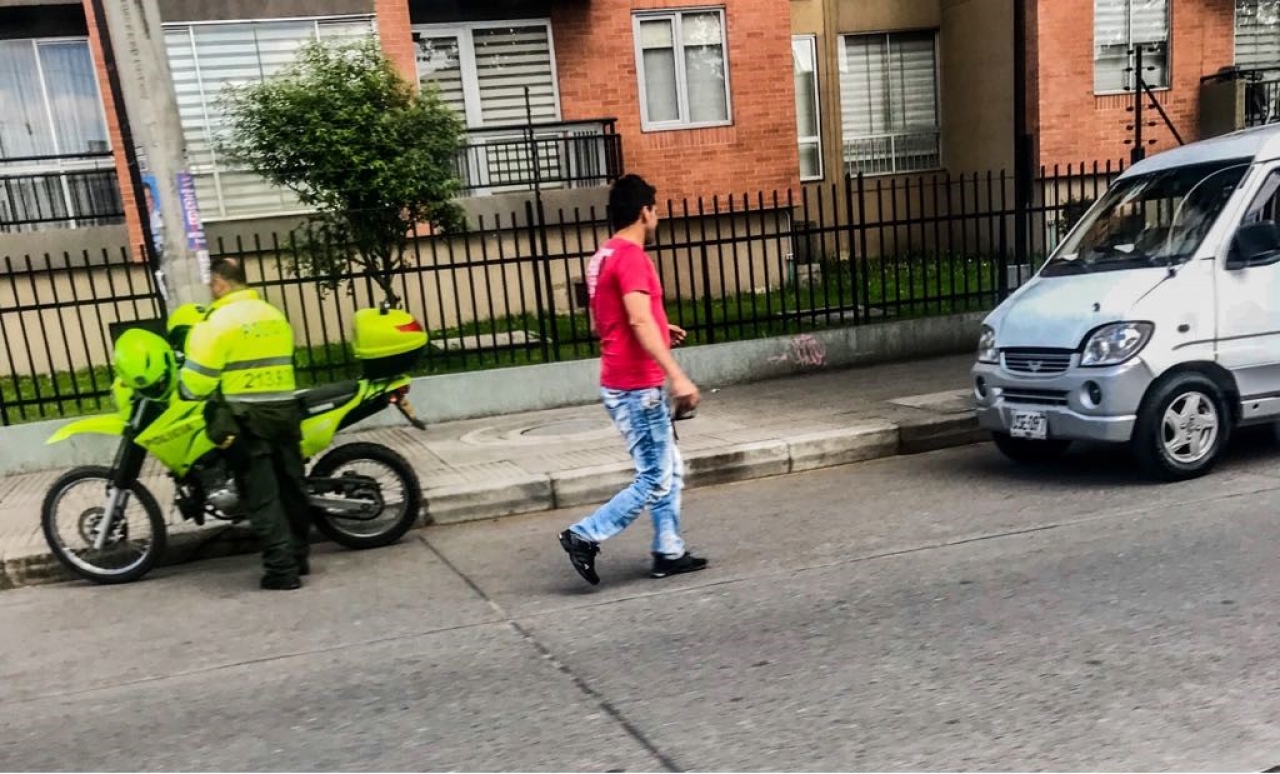 Retén de la Policía a un microbus en la calle 167. Fotos: Juan Esteban Magaña|||