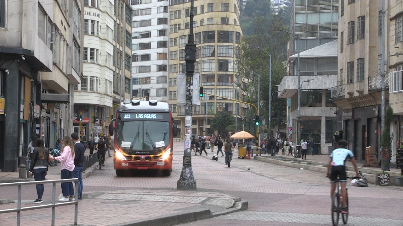 Transmilenio en estación aguas|||