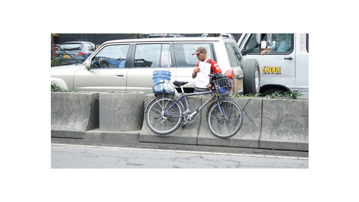 Peatones ponen en riesgo su vida a lo largo de la carrera s&eacute;ptima
