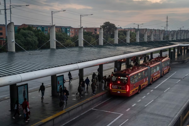 En Bogot&aacute; son las 6:04 a.m. La ciudad ya est&aacute; en movimiento, reflejando la realidad de un pa&iacute;s que madruga, pero que enfrenta uno de los mayores retos en productividad a nivel mundial. Una estaci&oacute;n de Transmilenio en Bogot&aacute;, en marzo de 2023.