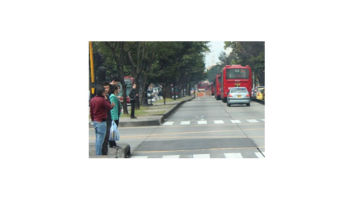 Autom&oacute;vil en la v&iacute;a del Transmilenio
