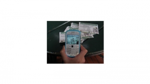 Celular escaneando el código QR|||