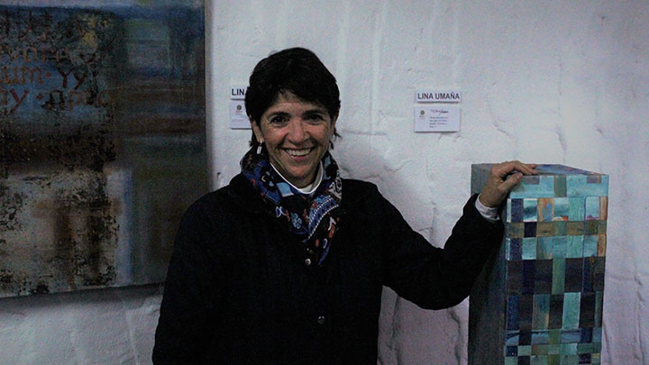 Lina Uma&ntilde;a con sus obras