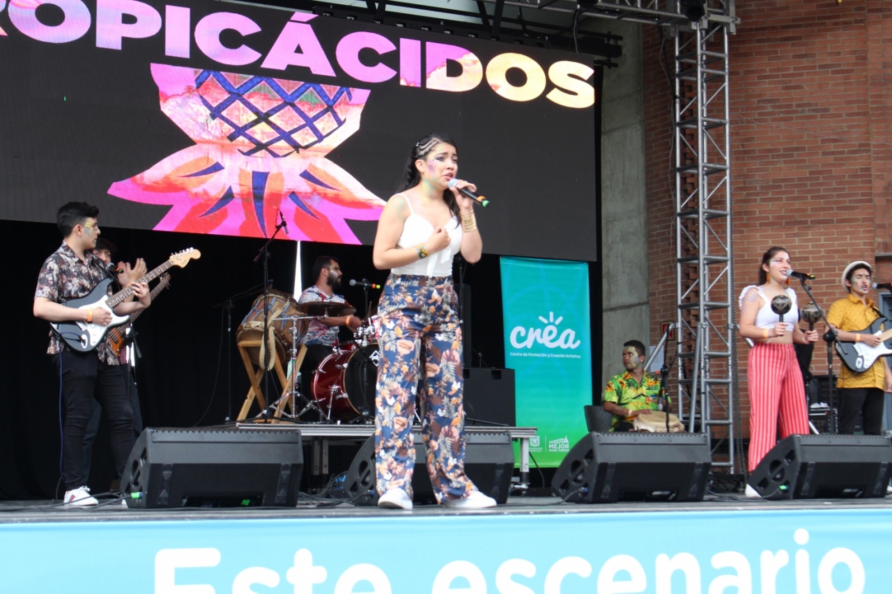 Presentación de Tropicácidos en el festival Tortazo Crea.|El público no paró de bailar todas las canciones del grupo.|La puesta en escena de Tropicácidos estuvo llena de sabor|Rodrigo, guitarrista de Tropicácidos.|Tras finalizar el show, Tropicácidos recibió el reconocimiento que el programa Crea les tenía preparado.|||