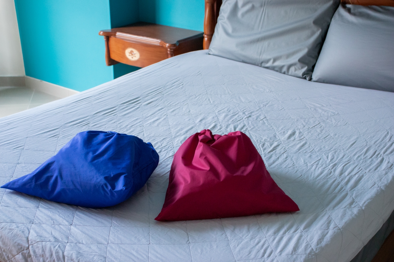 Tulas y bolsas serán utilizadas para proteger las sabanas y toallas.|Registro de toma de temperatura en la entrada de los moteles.|Habitaciones serán desinfectadas con amonio cuaternario.|El uso de trajes de bioseguridad y tapabocas es obligatorio para los empleados .|||
