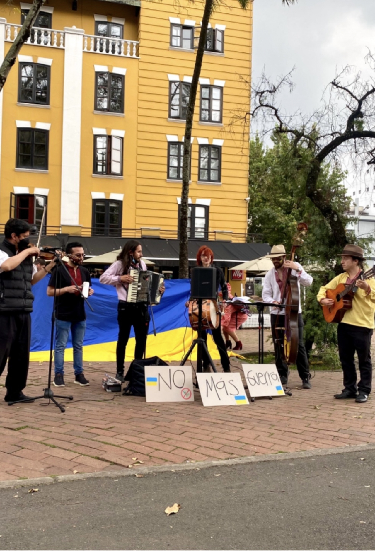 Expresiones artísticas en el parque del Virrey en Bogotá.|Rechazo total a la guerra en Ucrania|Letrero con semejanzas entre Hitler y Putin|||