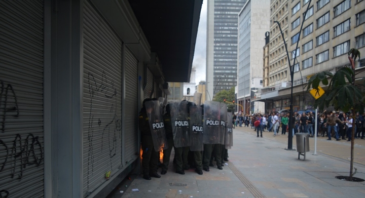 Encapuchados lanzan bomba molotov a la Polic&iacute;a