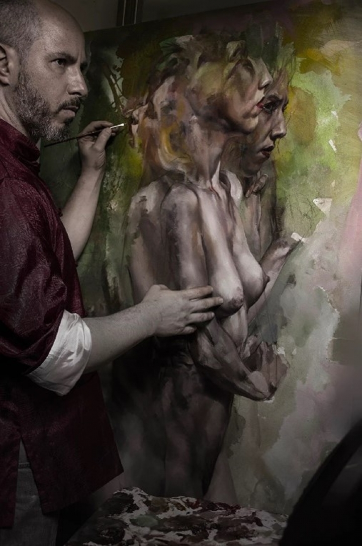 Alfredo Ara&uacute;jo trabajando en una pintura