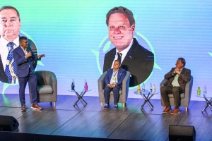 Conferencia durante el Football Axis Summit. De izquierda a derecha: Eduardo Luis, periodista WIN Sports. Álvaro González, presidente Difutbol. Ramón Jesurún, presidente Federación Colombiana de fútbol.|||
