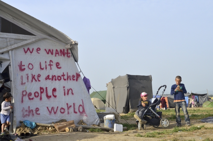 Ni&ntilde;os en Idomeni con el mensaje 'We want to live like another people in the world'