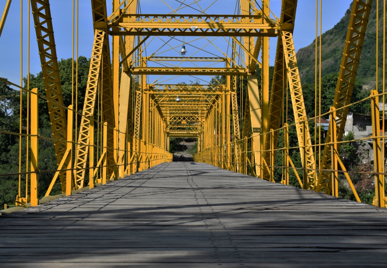 El Puente Navarro, construido por la San Francisco Bridge Company|El río Magdalena y al fondo el pueblo de Honda|Este Museo ha sido renovado para mostrar al público las tradiciones pesqueras de la región||||