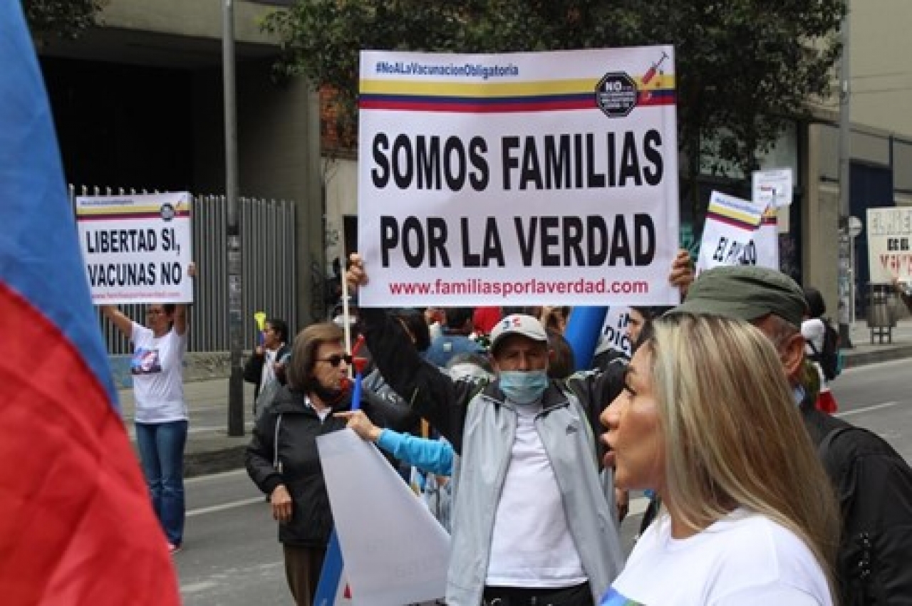 Plantón dirigido por ‘Familias por la verdad’, se manifiestan en contra de la vacunación el 27 de agosto frente al Ministerio de Salud.|Letrero de los manifestantes ubicados frente al Ministerio de Salud: consideran que la pandemia ha sido planificada.|Manifestantes de ‘La quinta columna’ y su pancarta sobre fuentes y datos que soportarían sus ideas.|Pancarta en contra de medidas como el ‘Pasaporte Covid’.|Letrero que expone opiniones sobre el origen de la pandemia y sobre el riesgo de la Enfermedad.|Gráfica sobre intención de vacunación|||