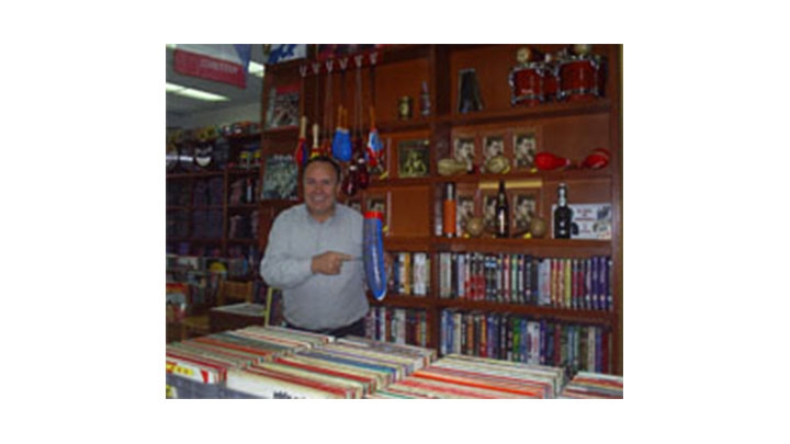 Hernando G&oacute;mez, principal coleccionista de salsa del pa&iacute;s.