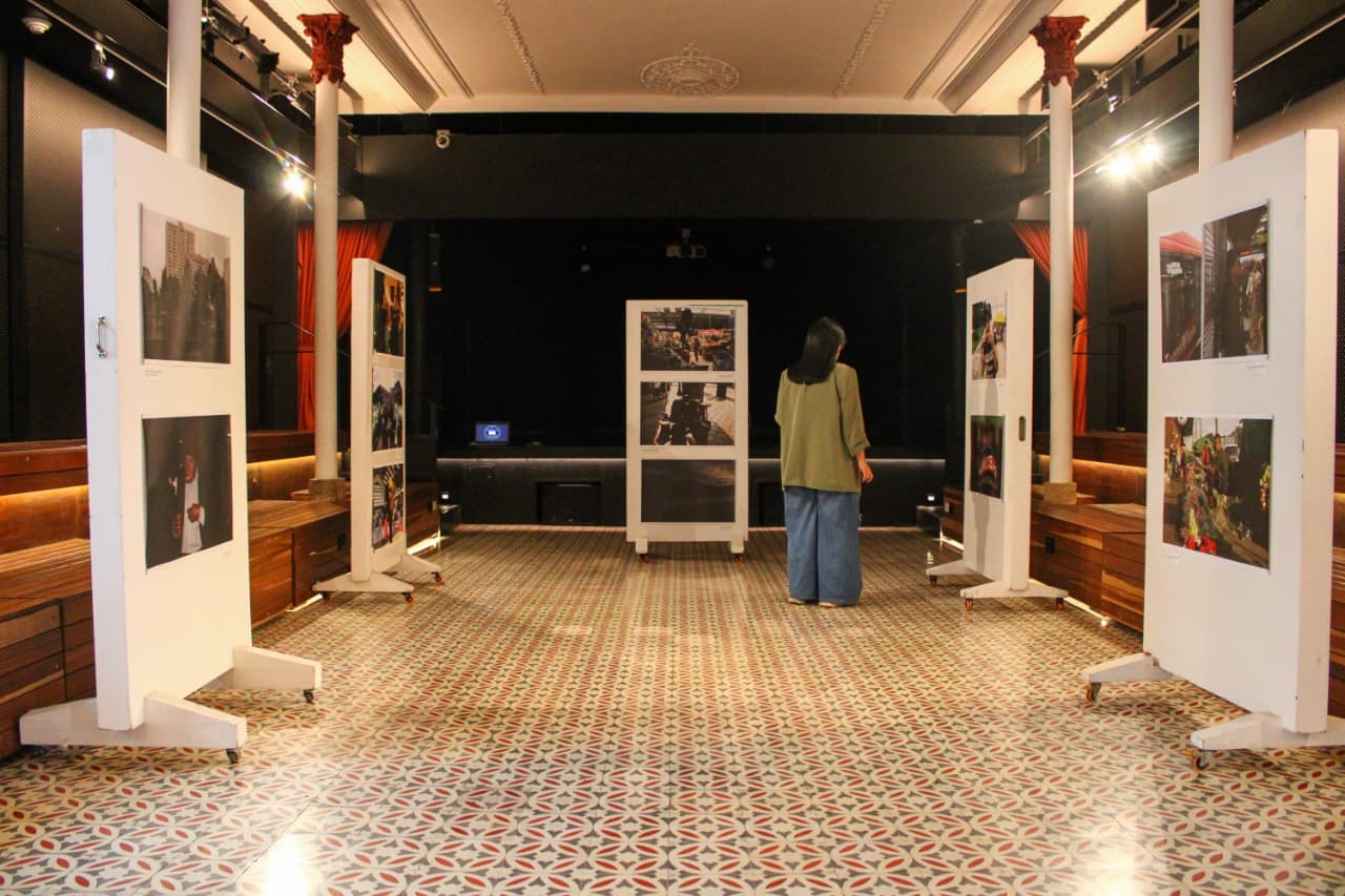 La exposición de foto periodismo se llevó a cabo en el Teatrino de la Universidad del Rosario en donde todos los que pasaron pudieron observar el trabajo de cada uno de los estudiantes|foto reportaje: Pan con chocolate|Foto reportaje: Flores de todos los colores|Foto reportaje: El betún de la calle, el arte de brillar|Foto reportaje: ¿Sentencia a leguas?|Foto reportaje: Después de la guerra, el alma sigue invicta|Foto reportaje: Caos compartido: Encuentros entre naturaleza y humanidad|Foto reportaje: Cumbia en todas partes|Foto reportaje: Paloquemao: Retratos de Bogotá|Foto reportaje: Mismo daño, nueva presentación|Foto reportaje: Bogotá sabe a tradición en las calles|Foto reportaje: Techos, bascas y gorras|Foto reportaje: Luces que borran estrellas|Foto reportaje: Los años no tienen prisa|¿Cómo va el metro en Bogotá?|Foto reportaje: Ecos de fe|Foto reportaje: Próxima parada: Estación sonora|||