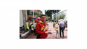 La distribución de material propagandístico el día de votaciones fue una constante en diferentes lugares de la ciudad.|||