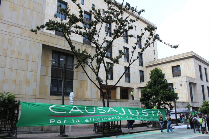 Pañuelo de Causa Justa extendido al frente del Palacio de Justicia