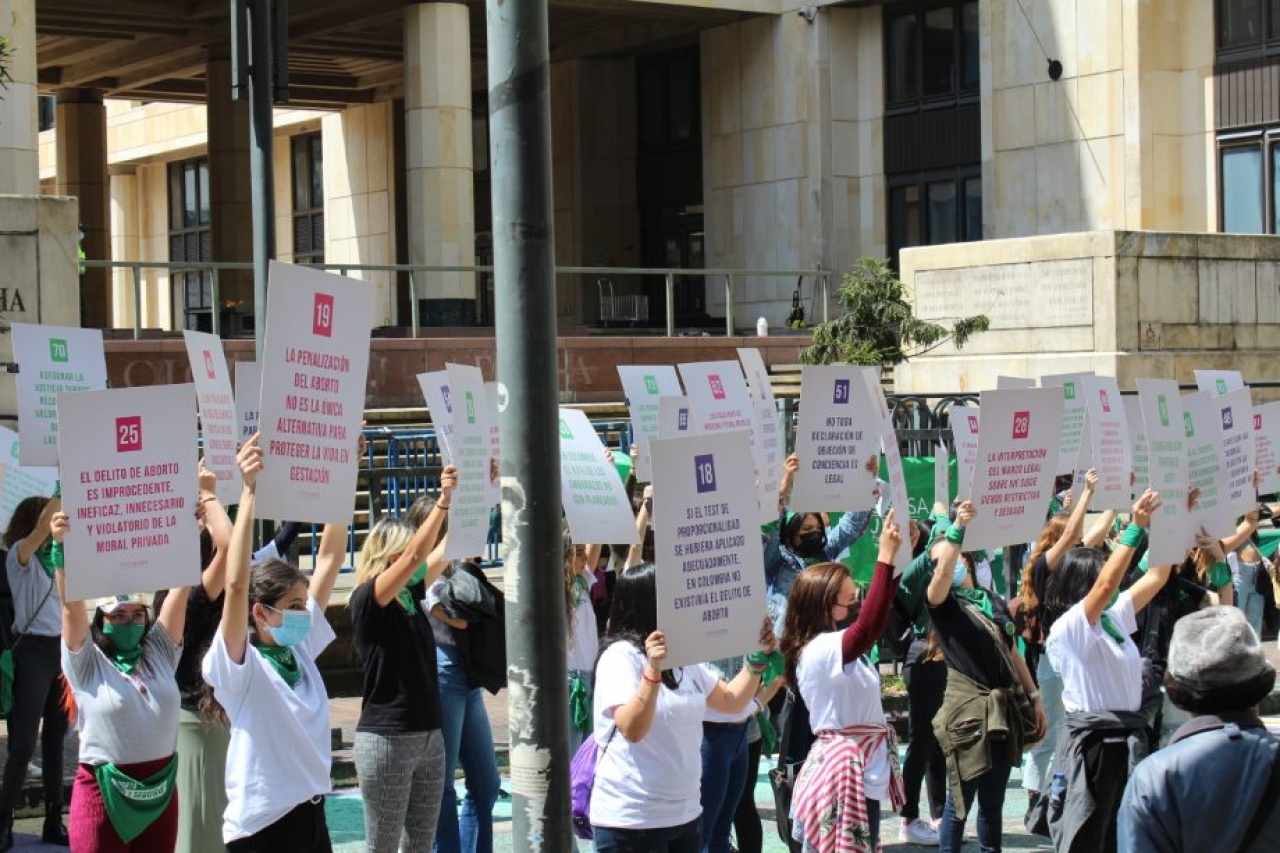 90 mujeres sostienen los 90 argumentos por la eliminación del delito de aborto|Pañuelo de Causa Justa extendido al frente del Palacio de Justicia|Manifestación por una Causa Justa|Se pinta de verde la calle 12 con carrera Séptima|Argumento número 78 por la despenalización del delito de aborto|Enfermera en medio del acto simbólico|Argumento número 49 por la despenalización del delito de aborto|||