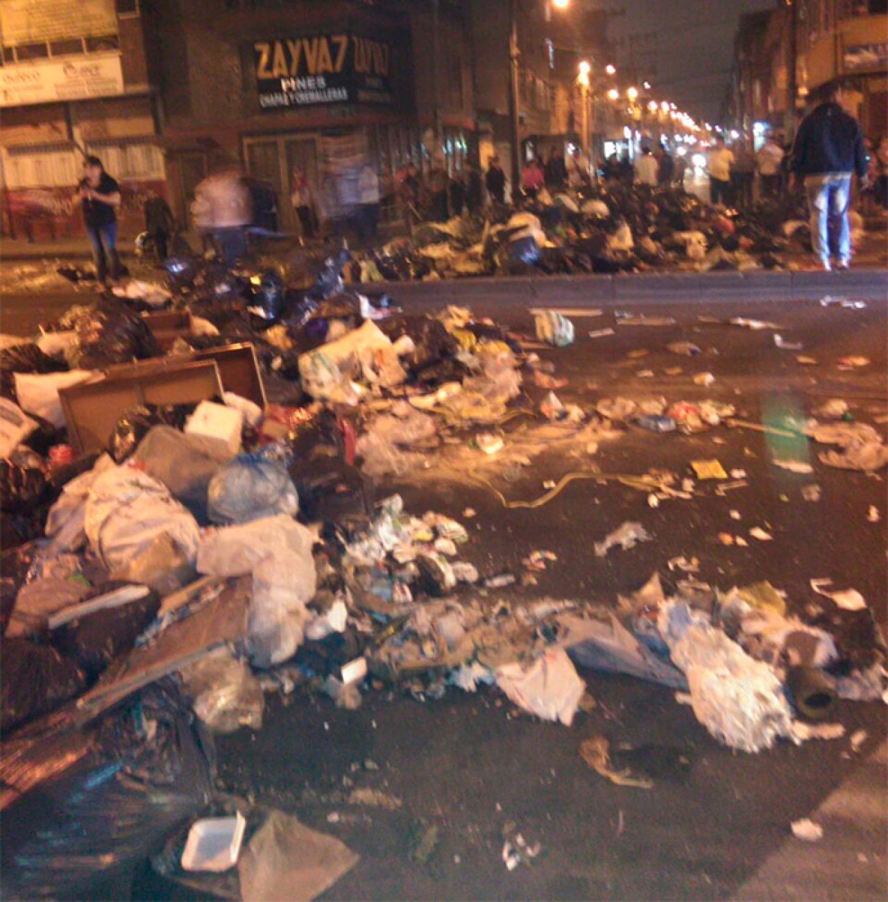 Diez montañas de basura cierran acceso a Engativá