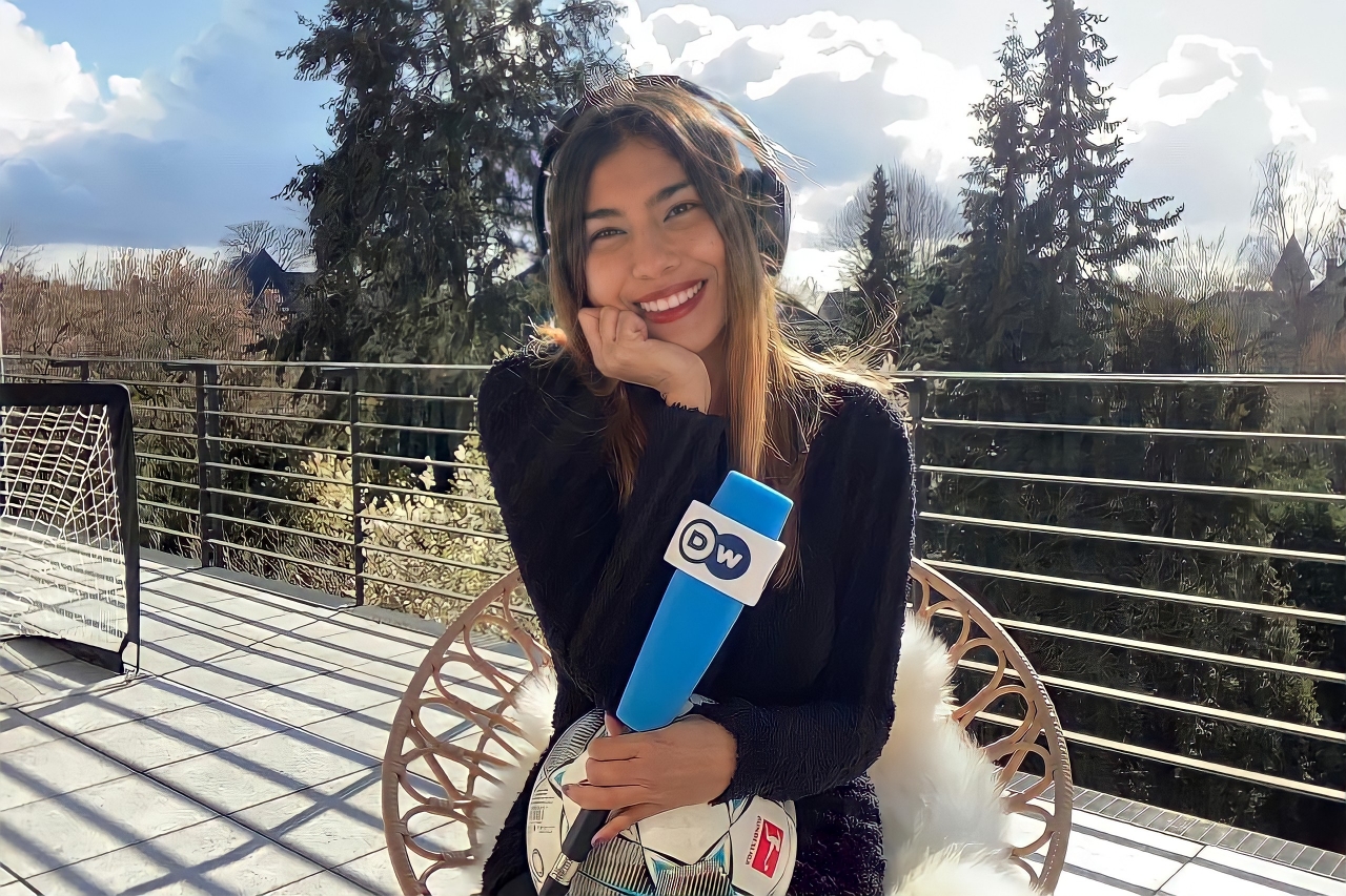 |Julieth junto a su familia.|Julieth en su etapa universitaria.|Julieth cubriendo la Maratón de Berllín en 2016 .|Julieth cubriendo la Copa Mundial Femenina de la FIFA Francia 2019||En la DW.|||