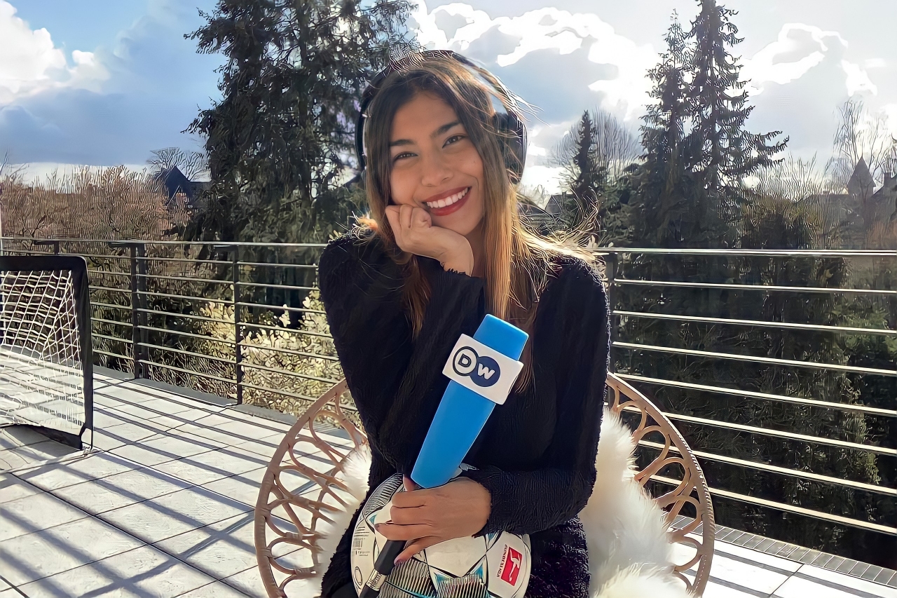 |Julieth junto a su familia.|Julieth en su etapa universitaria.|Julieth cubriendo la Maratón de Berllín en 2016 .|Julieth cubriendo la Copa Mundial Femenina de la FIFA Francia 2019||En la DW.|||