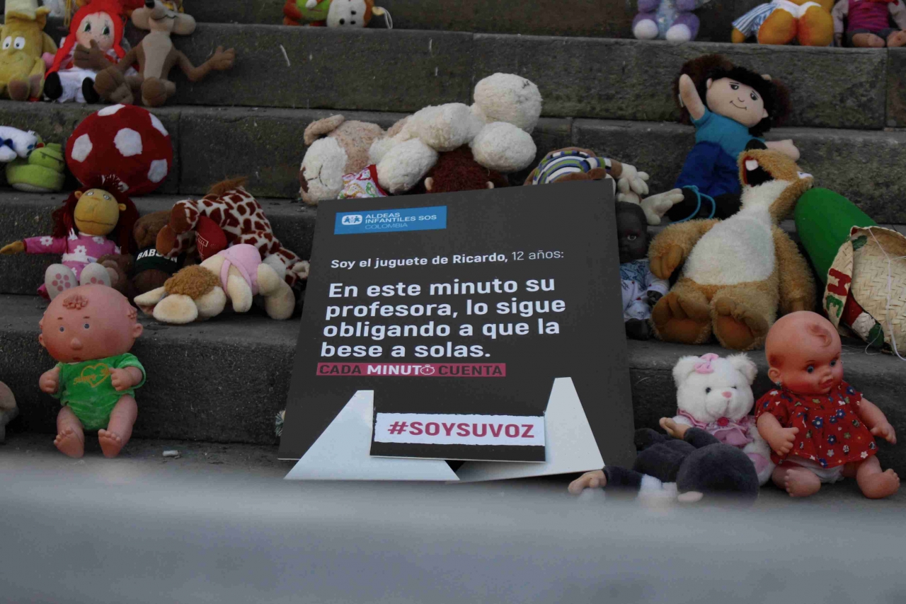 Algunos de los juguetes de las niñas y niños victimas de abuso sexual.|Aldeas Infantiles se toma el Congreso de la República|Los juguetes son los únicos testigos de lo que en realidad sucede|Juguete perteneciente a niño victima de abuso sexual|Cada minuto cuenta|Jóvenes colaboradores de Aldeas Infantiles|||