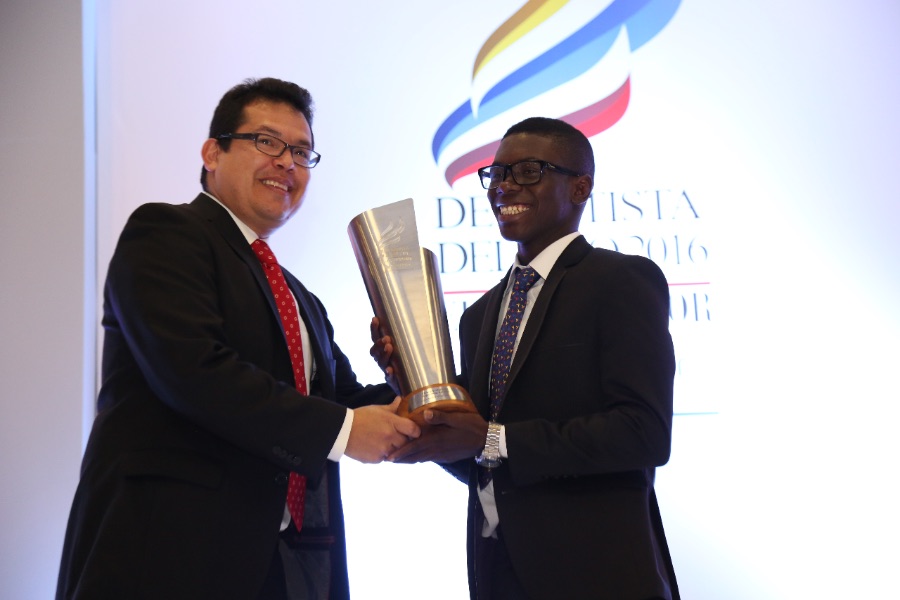 Luis Ordoñez entregando el premio de deportista del año al boxeador Yuberjén Martínez.||||