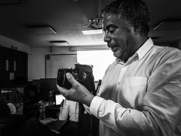 Foto a Freddy, camar&oacute;grafo y fot&oacute;grafo colombiano, dando clases en UR