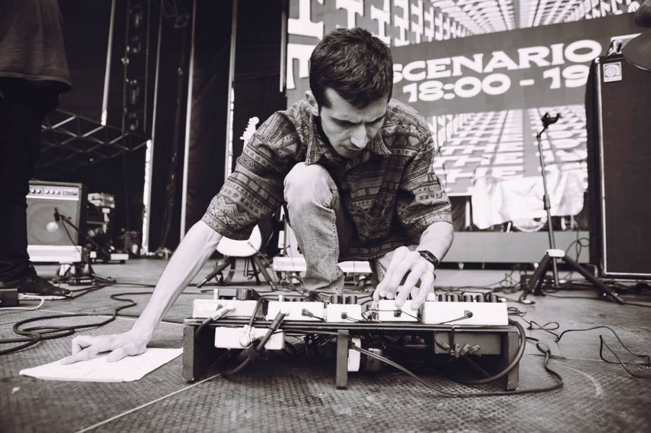 Nicolás preparándose para tocar en el Festival Estéreo Picnic|||