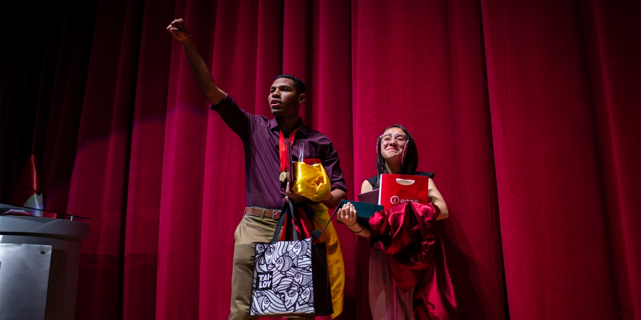 Estudiantes celebrando durante final de debate|||