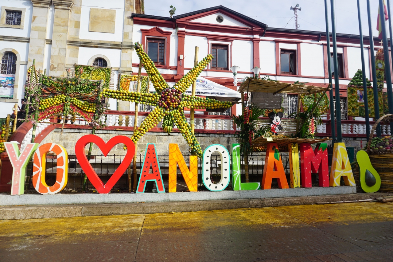 El letrero &quot;Yo amo Anolaima&quot; del parque central se adorna con las figuras hechas con frutas|Dragón hecho con frutas|Los campesinos anolaimunos realizan un buey grande con naranjas y mandarinas.|||