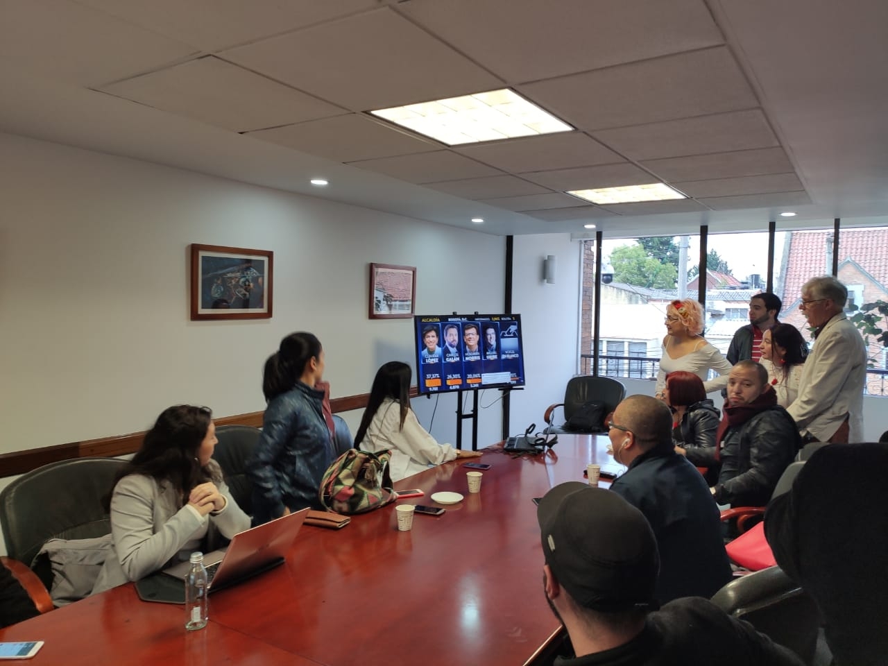 Sede Partido Farc. Esperando los resultados de las elecciones|||