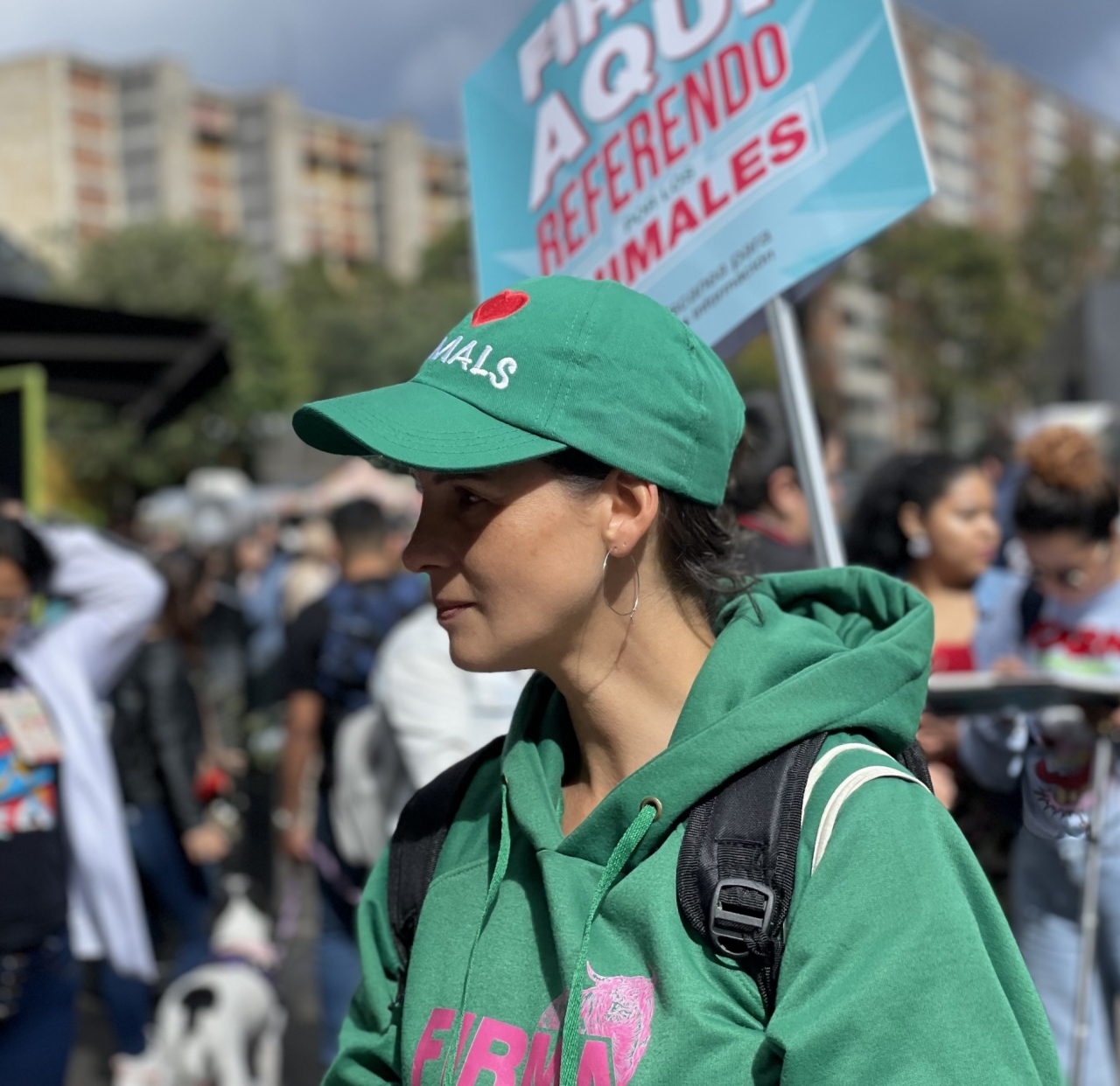 Andrea recolectando firmas para el Referendo por los Animales. Su gorra dice: “I Love Animales”.|||