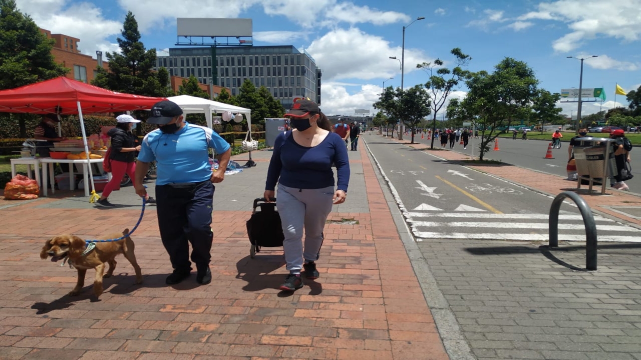 Las personas salen a hacer actividades físicas y disfrutar del sol en la ciclovía.|||