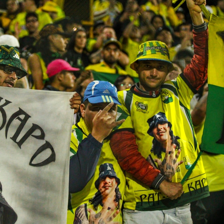 La hinchada de los &quot;Bucaros&quot; acompañó a su equipo y llenó el estadio