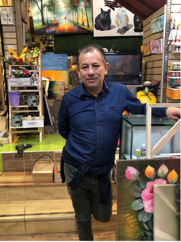 Fernando Guti&eacute;rrez en su local