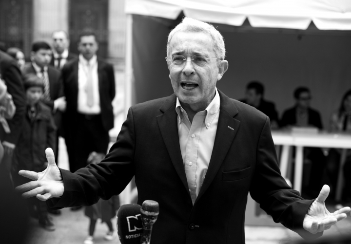 Retrato a &Aacute;lvaro Uribe frente a la prensa en el Congreso de la Rep&uacute;blica