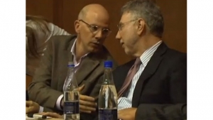Alejandro Santos y Martin Baron discutieron sobre cómo hacer buen periodismo con presiones económicas.|||