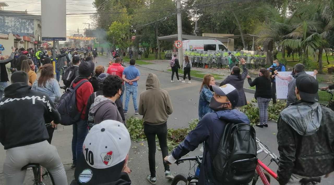 Manifestantes en frente del CAI de Villa Luz|||