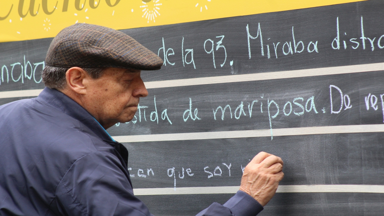 El Festival del Libro trajo consigo diferentes actividades para todos sus visitantes|El autor Hector Abad Faciolince durante la presentación de su libro &#039;Lo que fue presente&#039;|Espectadores durante el Festival del Libro.|Antanas Mockus también asistiól conversatorio de Héctor Abad Faciolince||||Conversatorio con &#039;La Pulla&#039;|Armando Amadiego, librero de la librería El Relojero Ciego|||