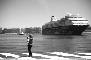 Mujer refugiada con su hijo en el Puerto del Pireo de Atenas (Grecia, 2016)|||